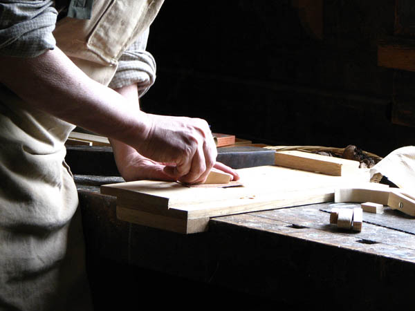 Nuestra <strong>carpinterÃ­a de madera en  San Lorenzo de El Escorial</strong> es una empresa de <strong>herencia familiar</strong>, por lo que  contamos con gran <strong>experiencia </strong>en la profesiÃ³n.